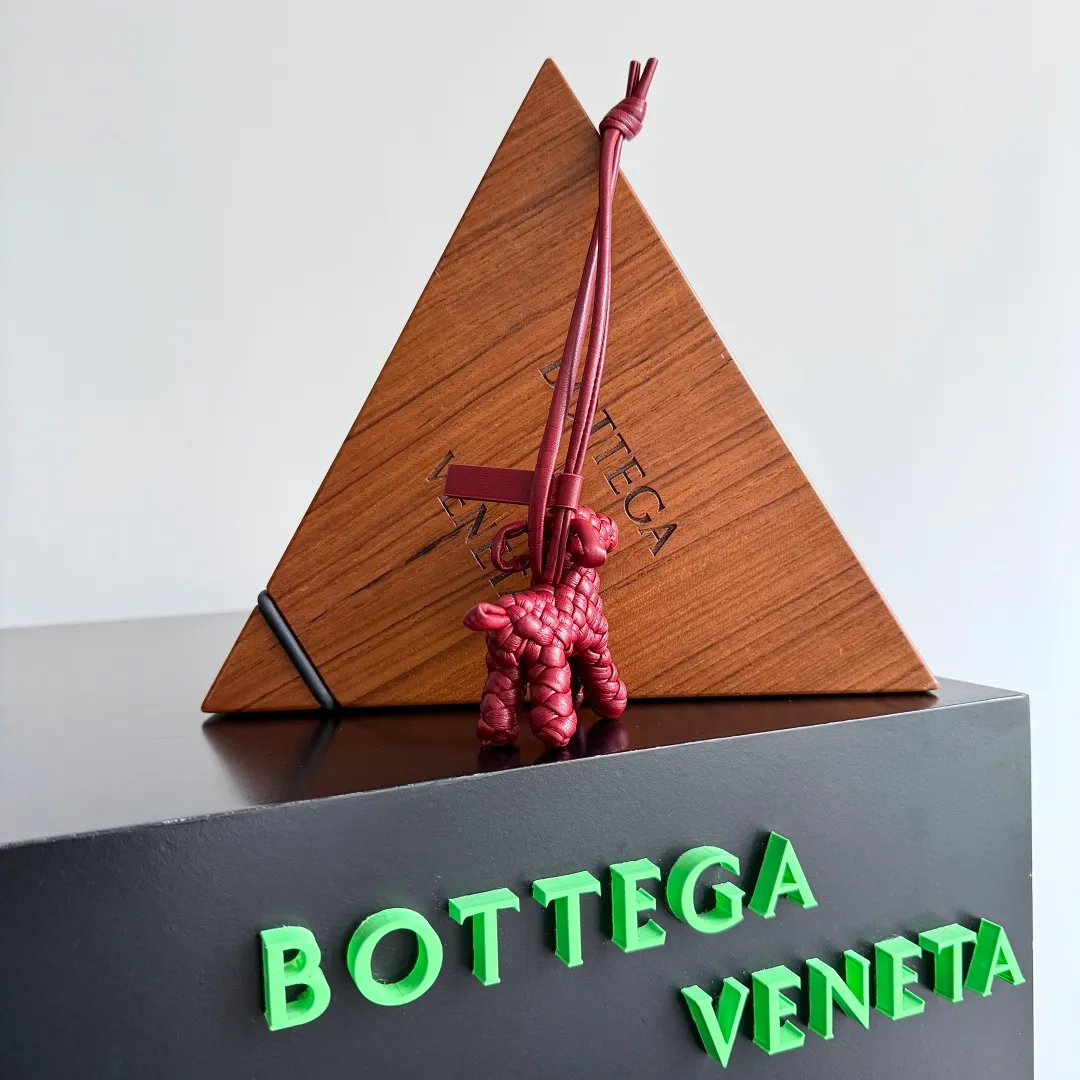 Batch 540 BOTTEGA VENETA2025 new puppy-shaped pendant braided puppy is now online😎The leather braided puppy-shaped pendant can be hung on any handbag, and it is as cute, delicate and colorful as it matches with a bag. Cute and cute, it will touch your heart at any time. It can be hung on bags or keychains. Who can resist such a cute puppy? Style number: 807068